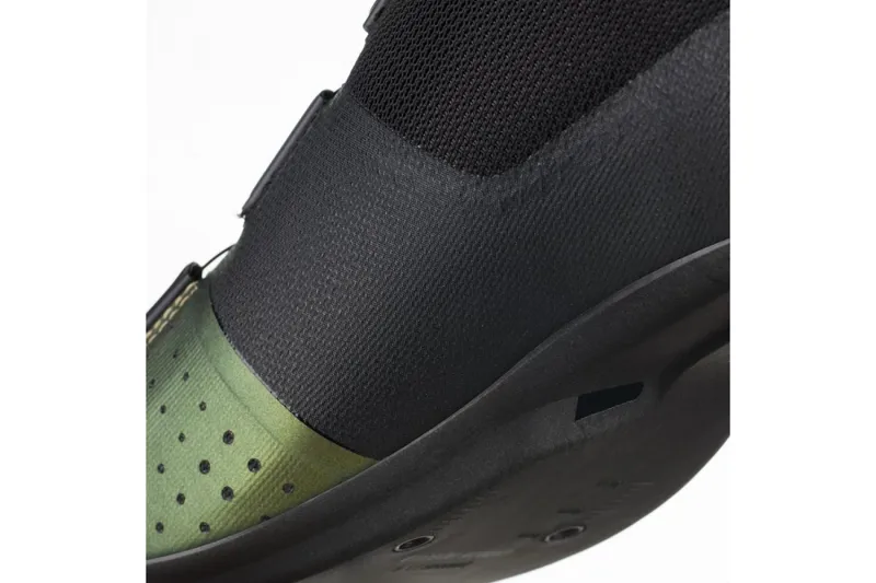 Fizik R4 Tempo Overcurve Wide Road Shoes - Iridescent Green/Black 11 Fizik R4 Tempo Overcurve Wide Road Shoes - Iridescent Green/Black - Image 9