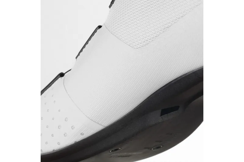 Fizik R4 Tempo Overcurve Wide Road Shoes - White/Black 9 Fizik R4 Tempo Overcurve Wide Road Shoes - White/Black - Image 7