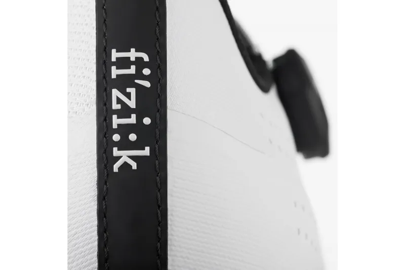 Fizik R4 Tempo Overcurve Wide Road Shoes - White/Black 8 Fizik R4 Tempo Overcurve Wide Road Shoes - White/Black - Image 6