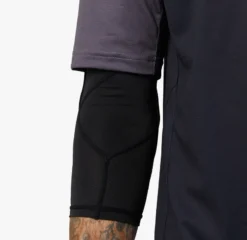 Race Face Indy Elbow Guard - Stealth -CycloPro Shop Blk4