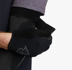 Race Face Indy Elbow Guard - Stealth -CycloPro Shop Blk5