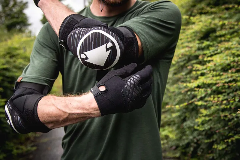 Endura SingleTrack II Elbow Protectors - Black 4 Endura SingleTrack II Elbow Protectors - Black - Image 2