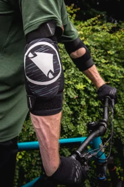 Endura SingleTrack II Elbow Protectors - Black 8 Endura SingleTrack II Elbow Protectors - Black -CycloPro Shop e1254 detail bp03