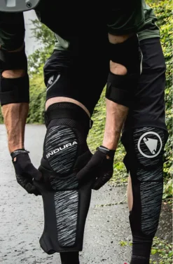 Endura SingleTrack Shin Protector II - Black -CycloPro Shop e1255 detail bp04