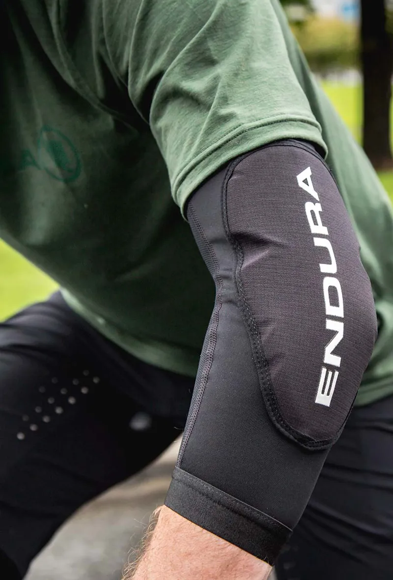 Endura SingleTrack Lite Elbow Protector II - Black 4 Endura SingleTrack Lite Elbow Protector II - Black - Image 2